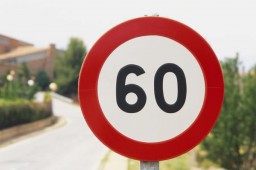 В населённых пунктах автомобилям разрешено двигаться со скоростью 60 км/ч